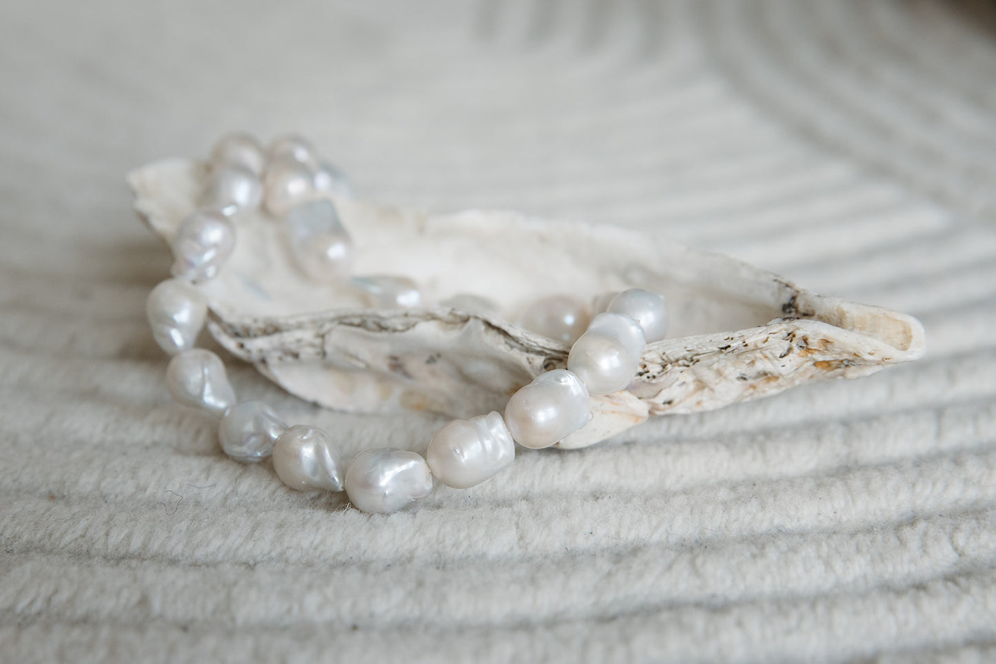 The CREAM WHITE PEARL NECKLACE