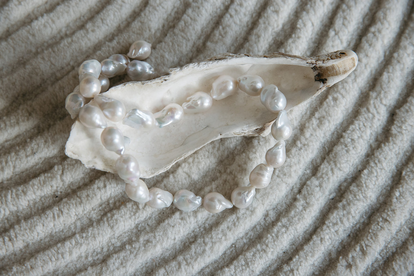 The CREAM WHITE PEARL NECKLACE