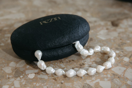 The CREAM WHITE PEARL NECKLACE