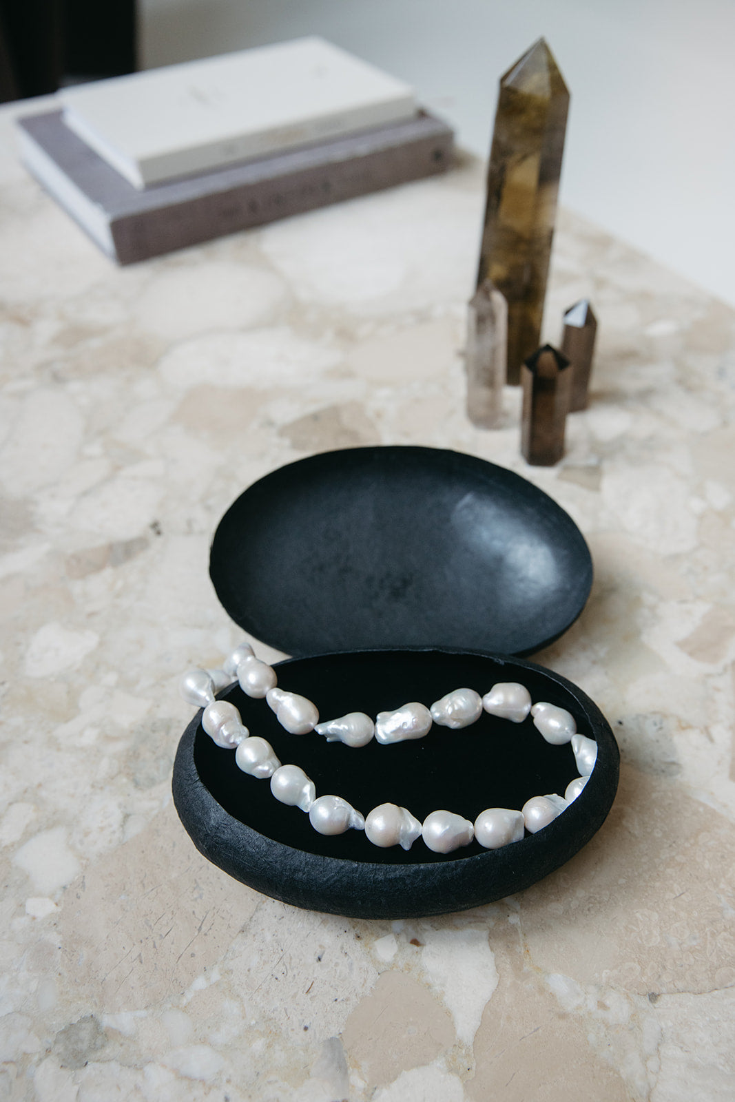 The CREAM WHITE PEARL NECKLACE