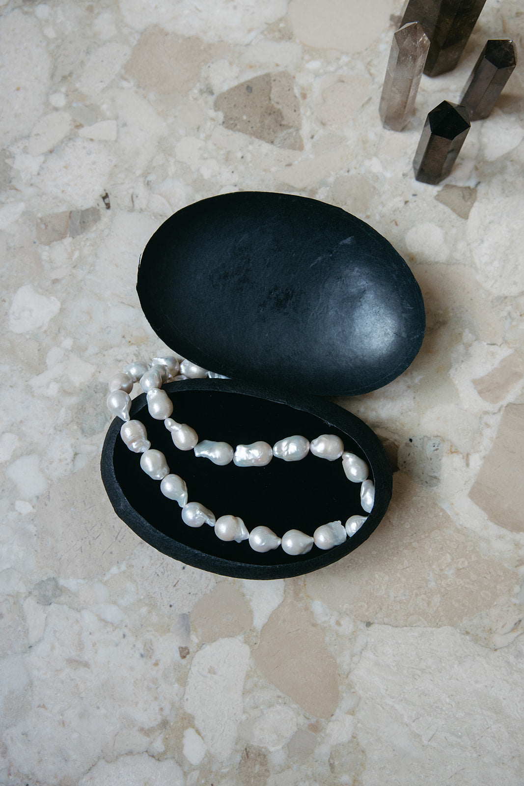 The CREAM WHITE PEARL NECKLACE