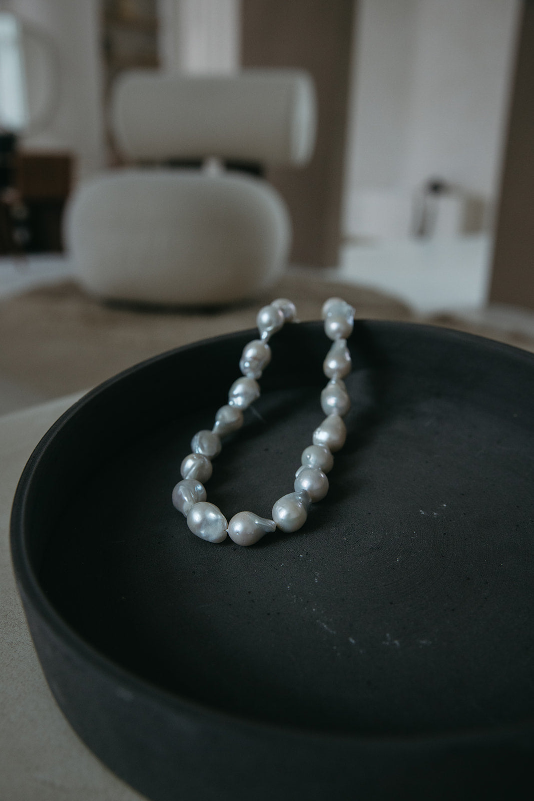 The CREAM WHITE PEARL NECKLACE