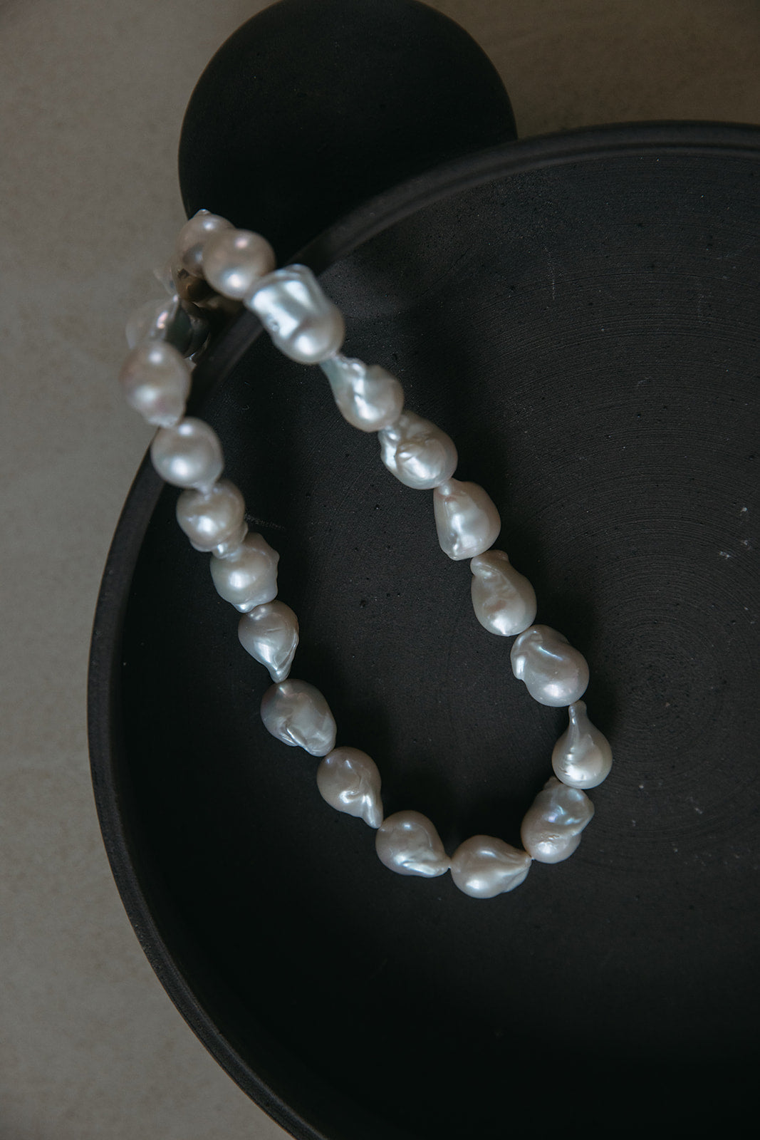 The CREAM WHITE PEARL NECKLACE