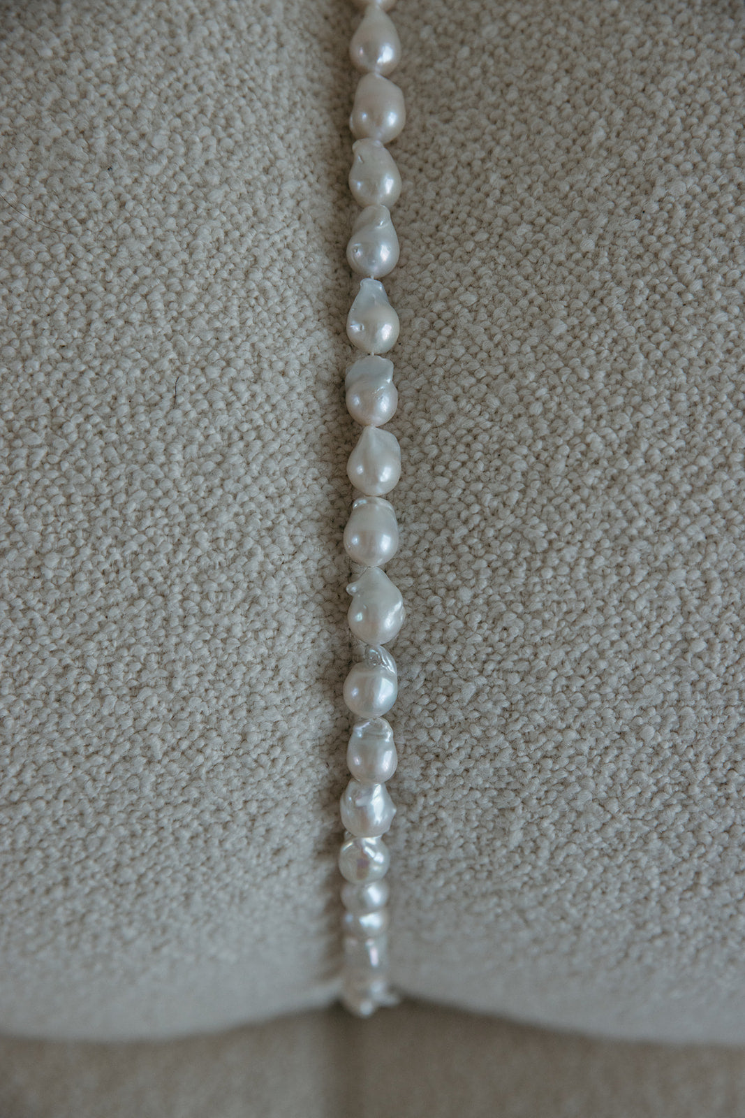 The CREAM WHITE PEARL NECKLACE