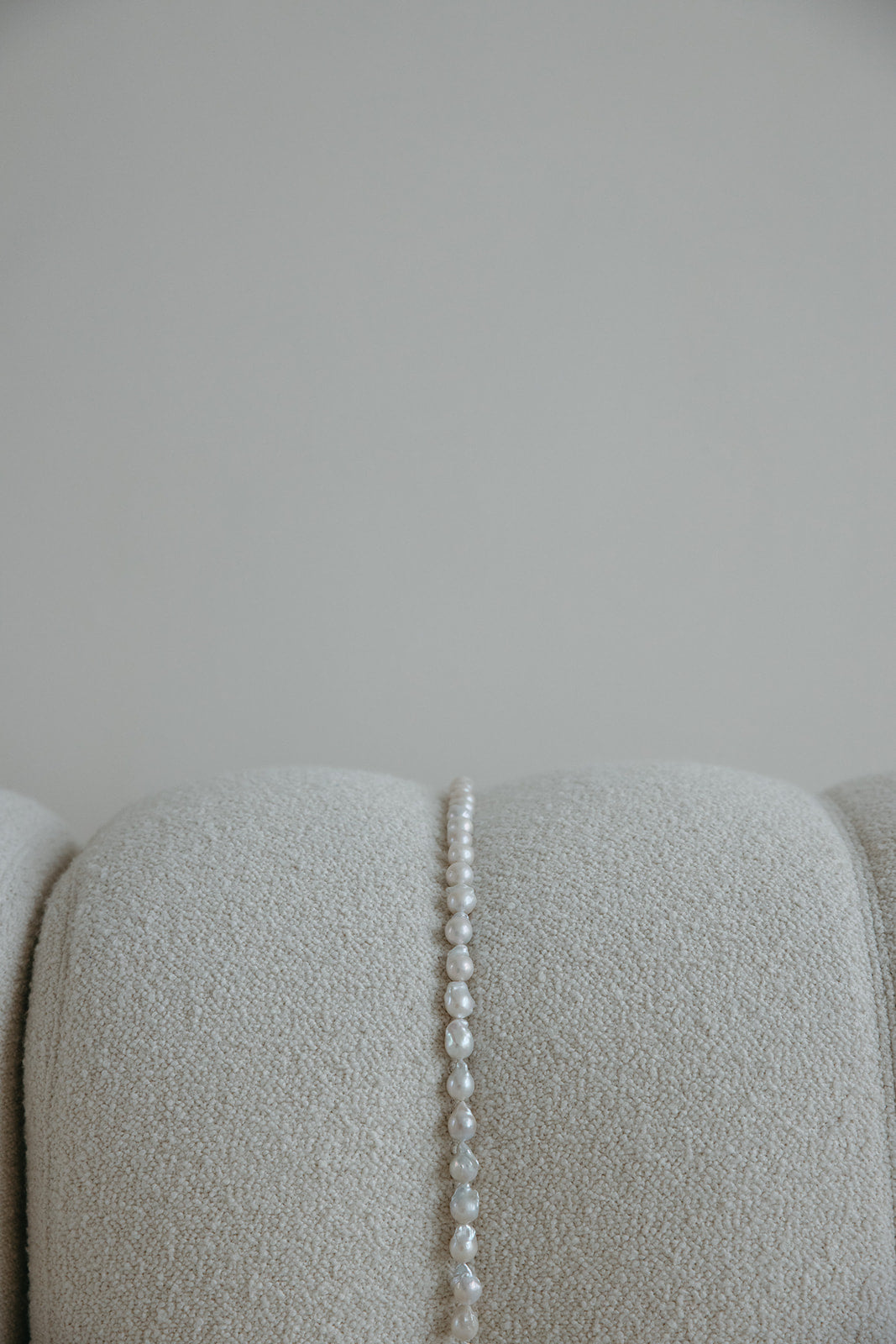 The CREAM WHITE PEARL NECKLACE