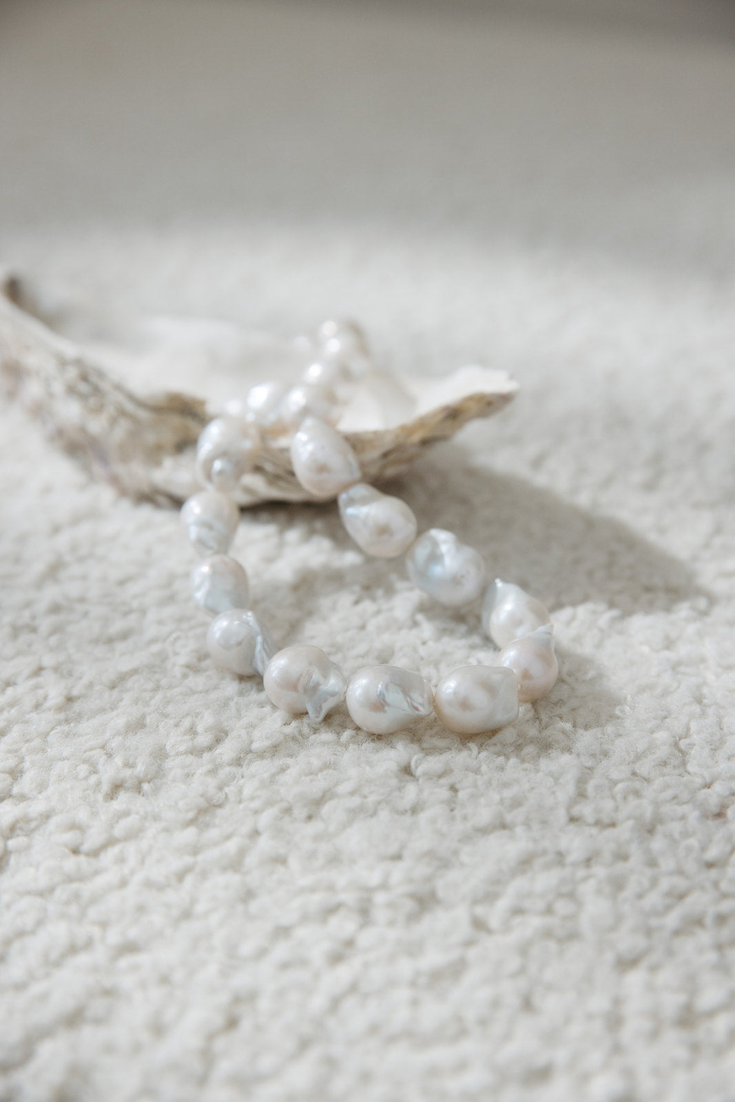 The CREAM WHITE PEARL NECKLACE