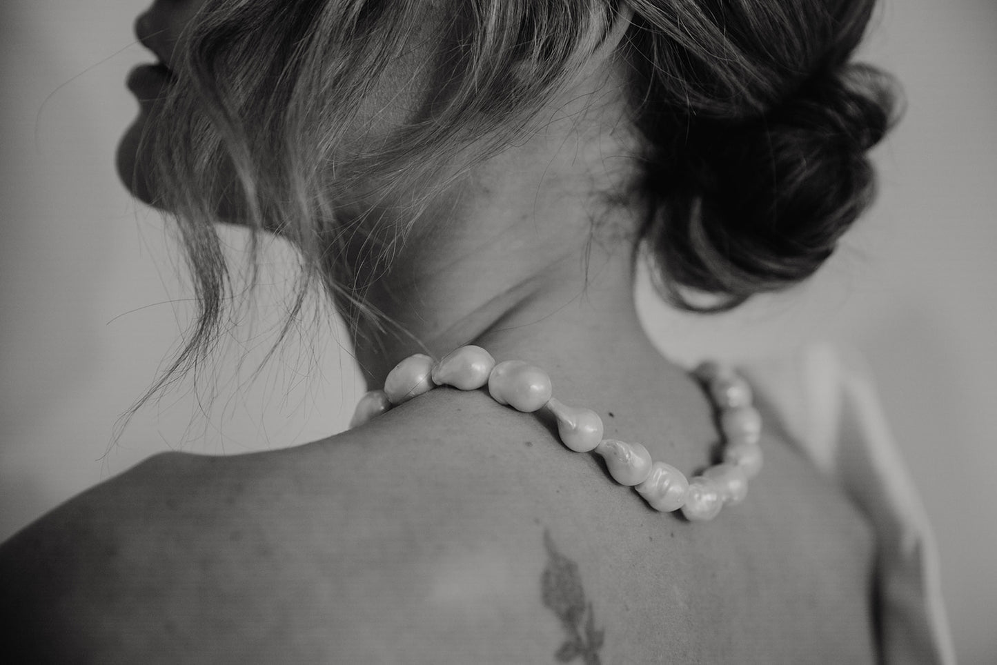 The CREAM WHITE PEARL NECKLACE
