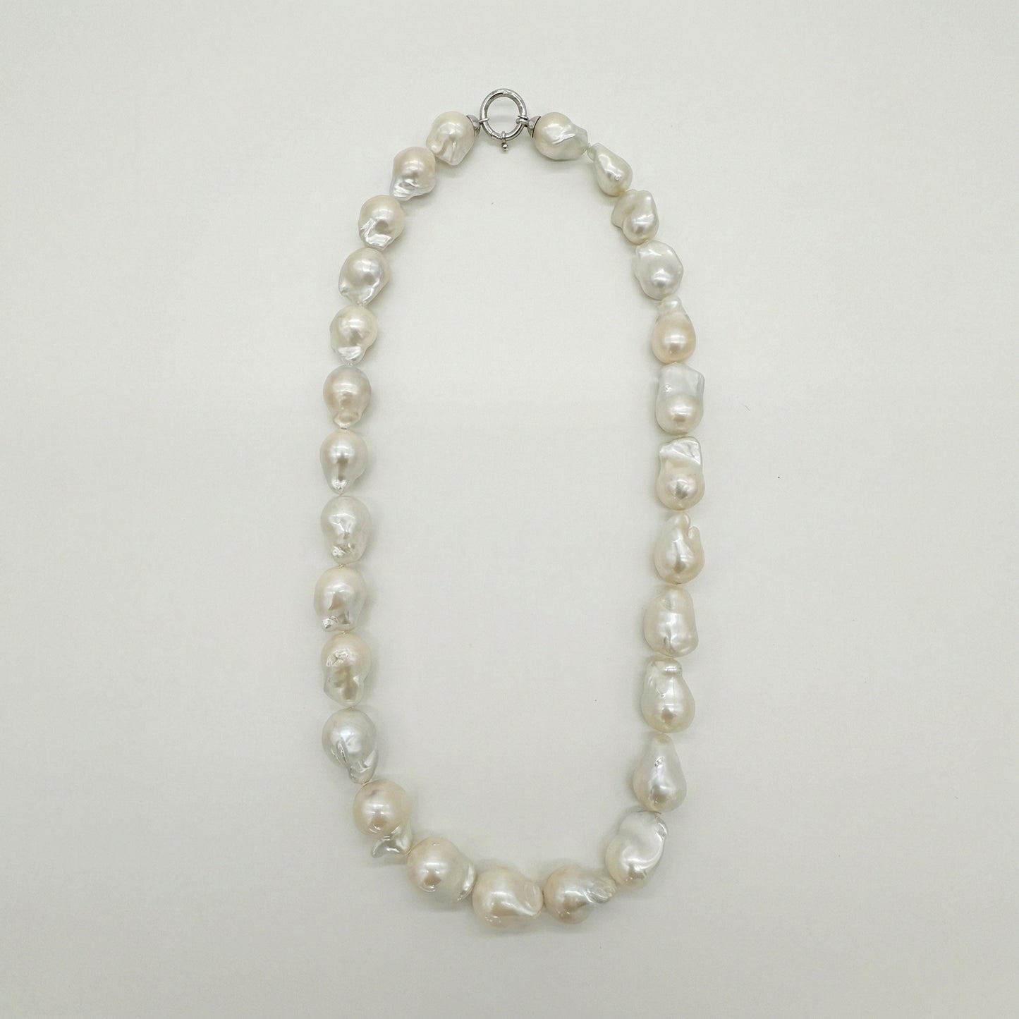 The CREAM WHITE PEARL NECKLACE