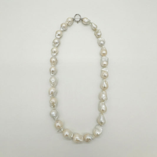 The CREAM WHITE PEARL NECKLACE