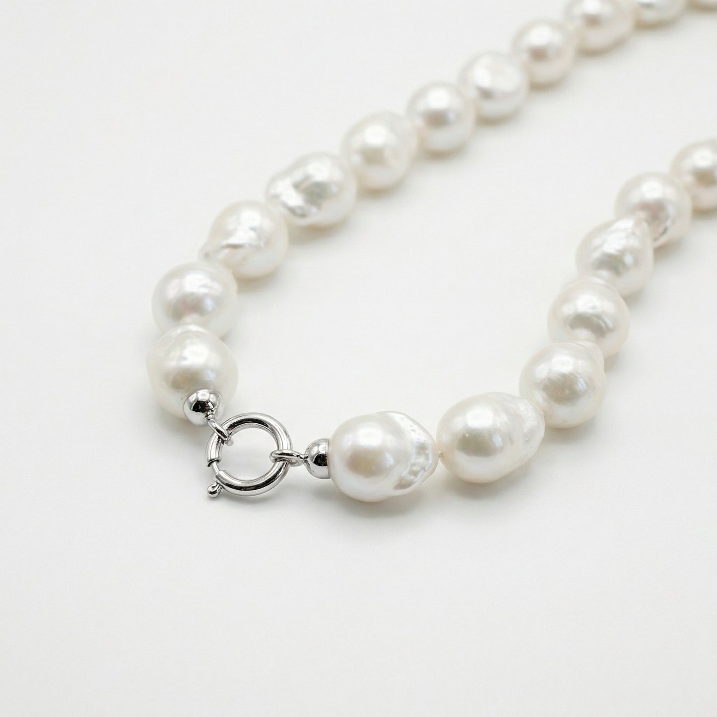The CREAM WHITE PEARL NECKLACE